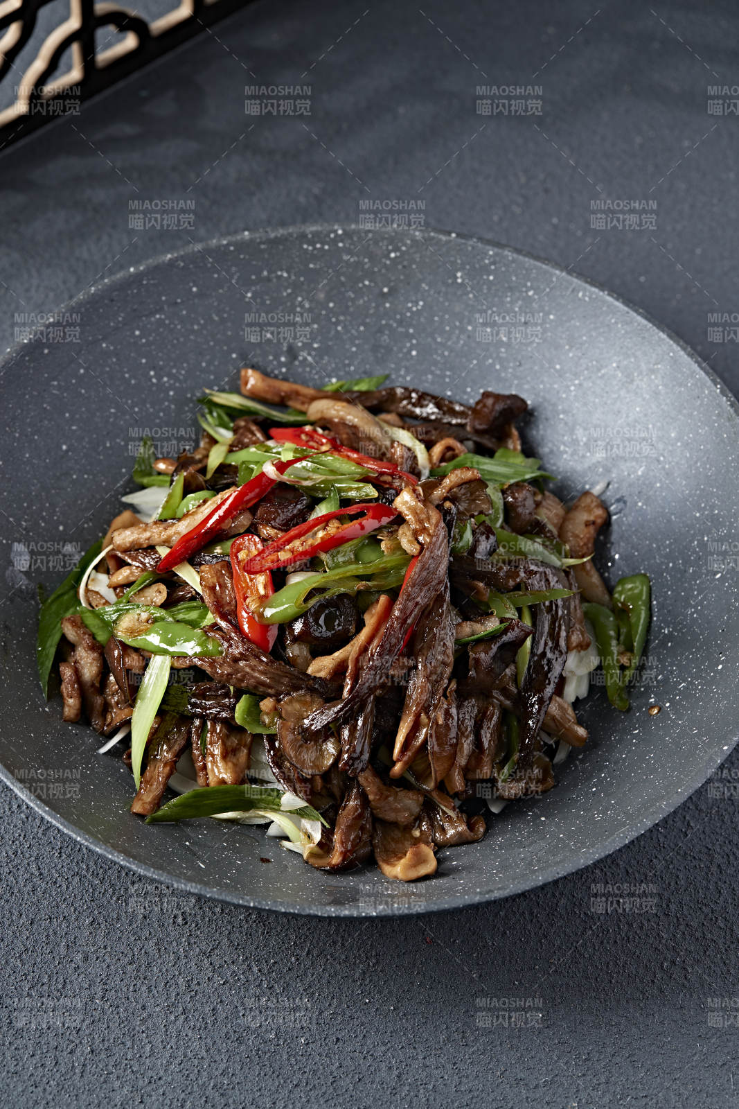 香辣干锅腊肉茶树菇图片