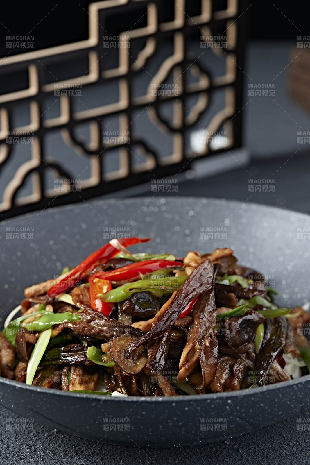 香辣干锅腊肉茶树菇图片