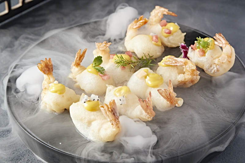 蜂蜜芥末酱果蔬粒配油炸气泡大虾仁图片