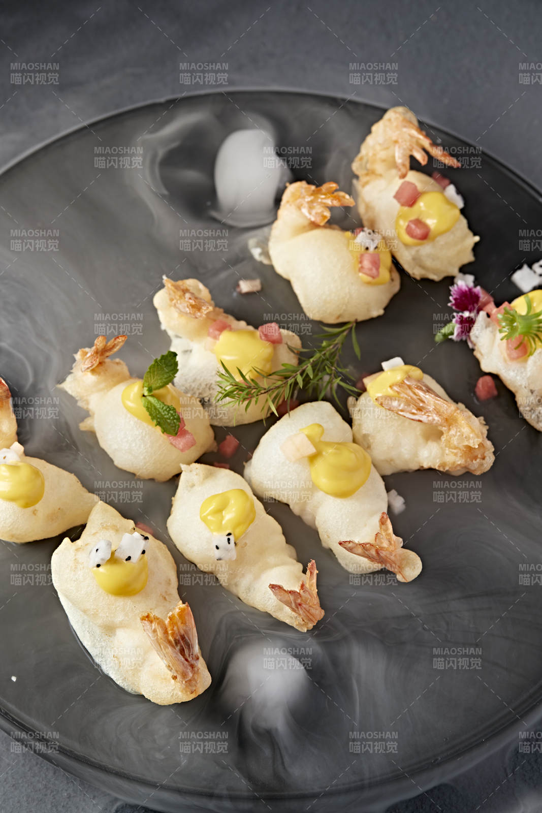 蜂蜜芥末酱果蔬粒配油炸气泡大虾仁图片