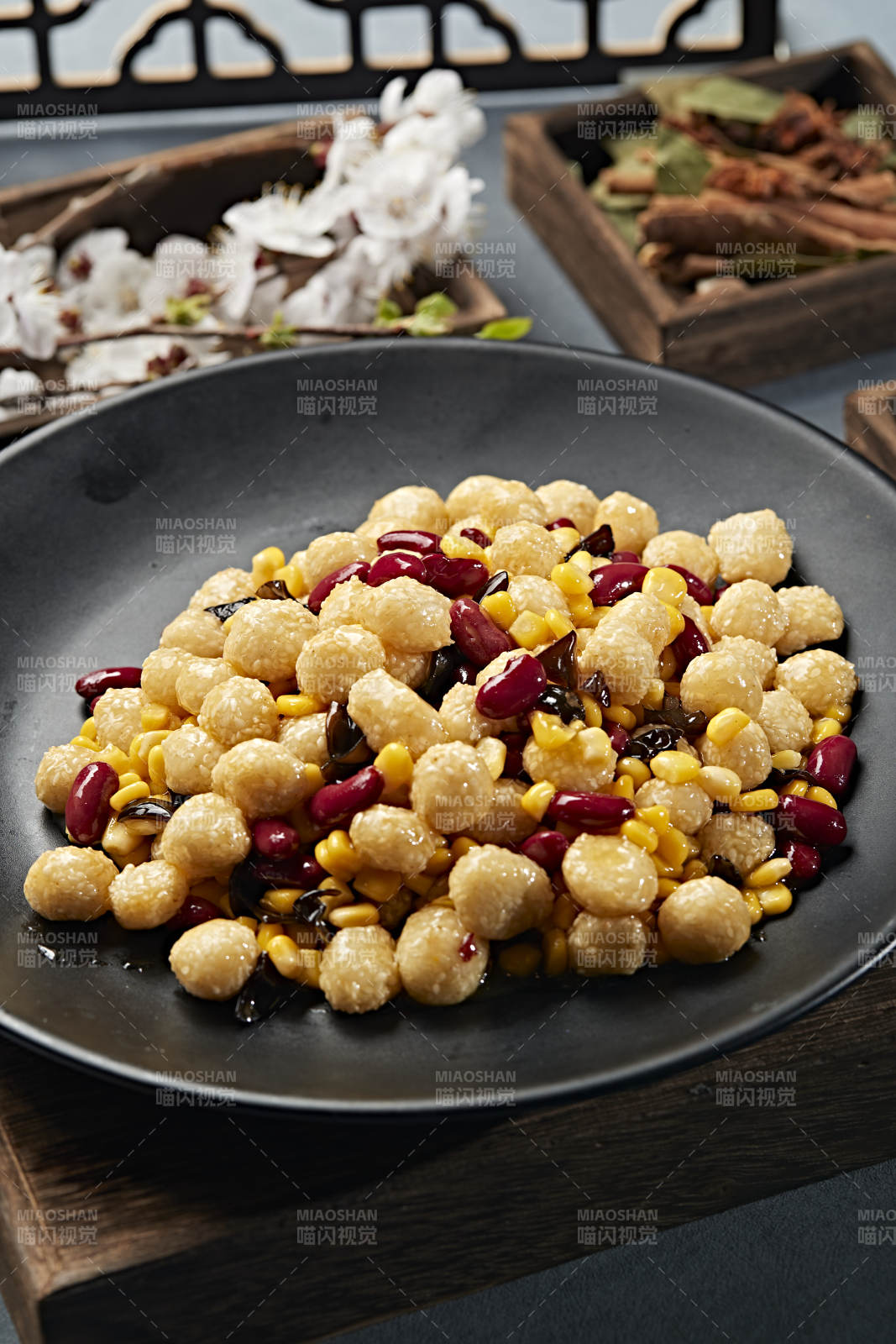 木耳蜜豆玉米炒迷你麻团图片