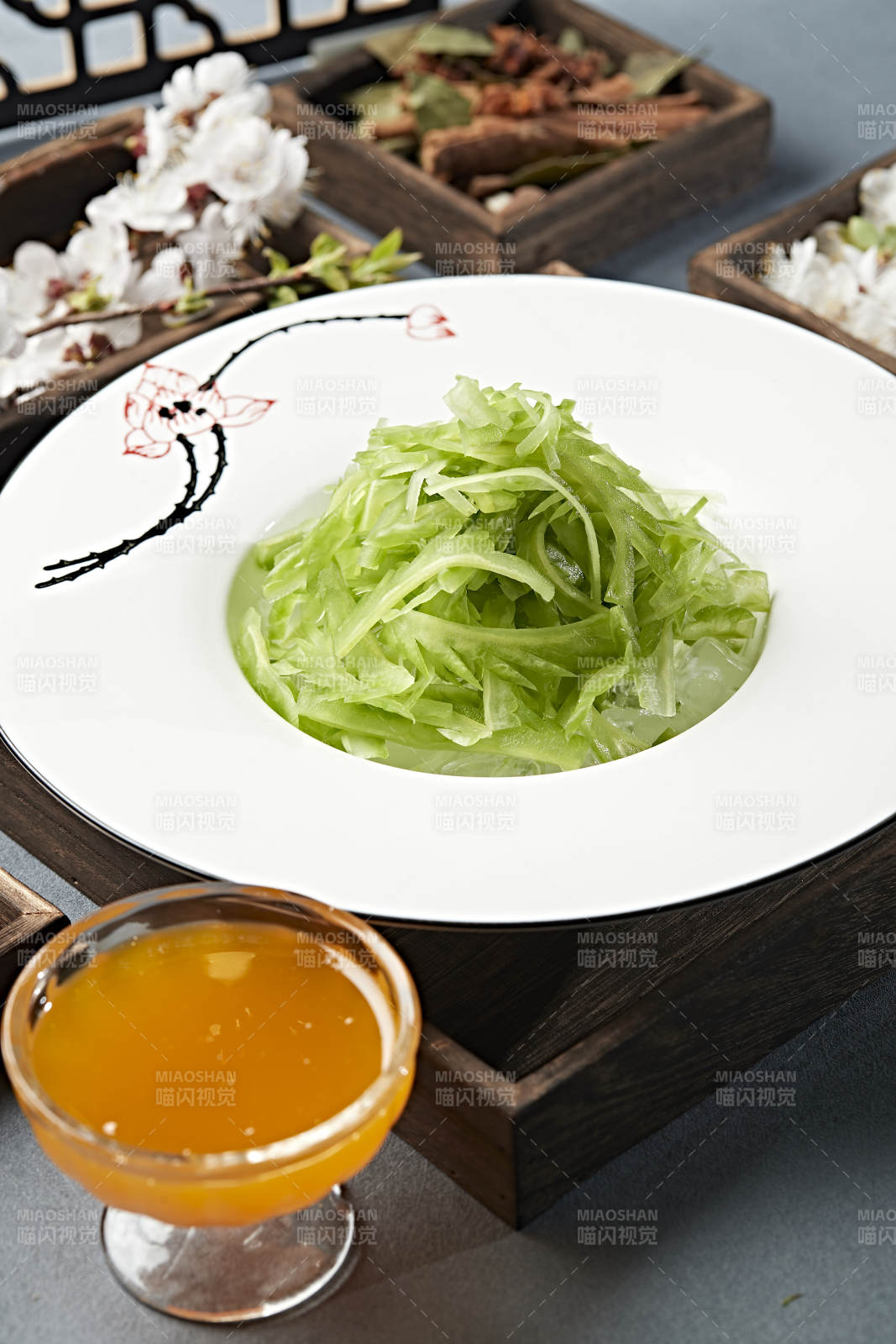 凉拌苦瓜丝配蘸料鸡汁图片