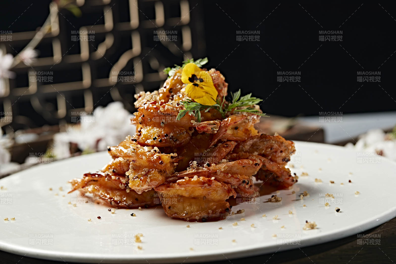 藜麦炒焦糖蒜香开背虾图片