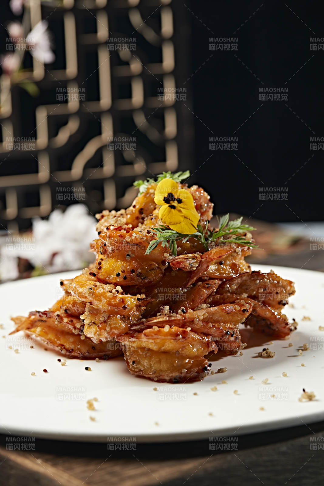 藜麦炒焦糖蒜香开背虾图片