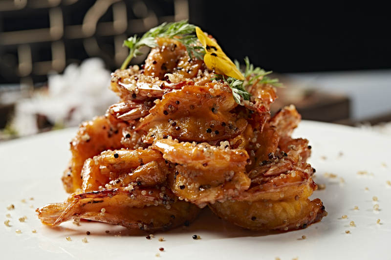 藜麦炒焦糖蒜香开背虾图片