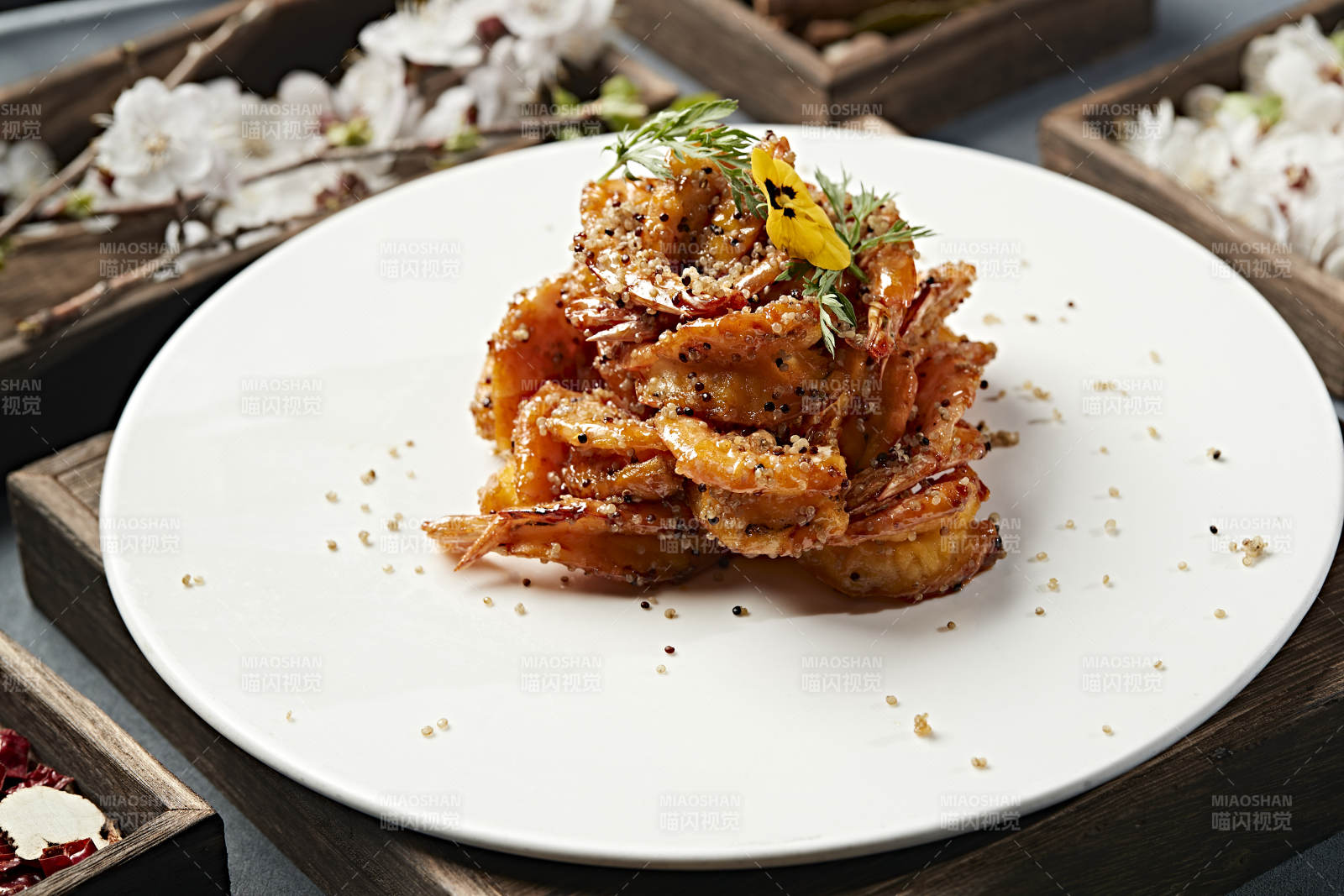 藜麦炒焦糖蒜香开背虾图片