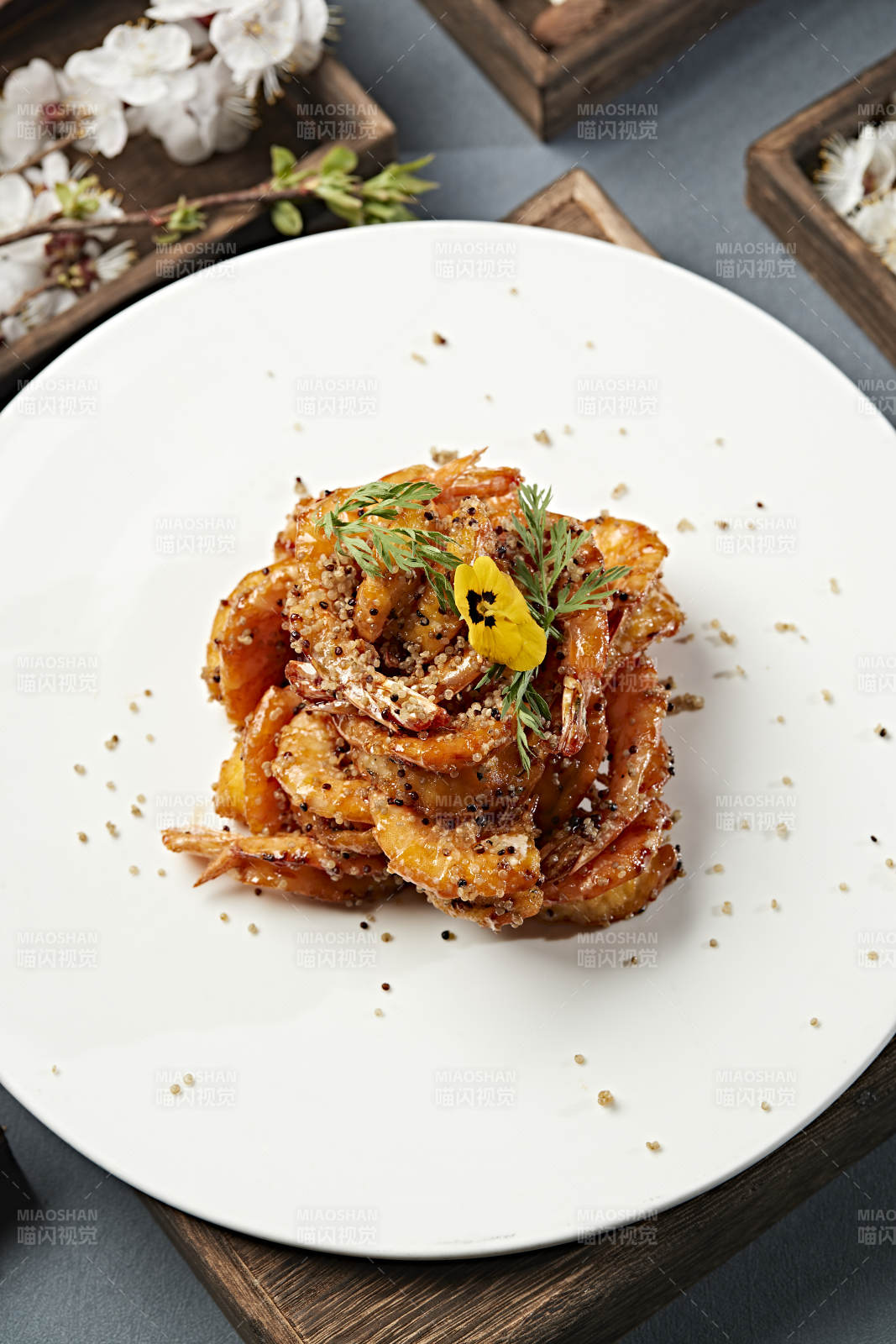 藜麦炒焦糖蒜香开背虾图片