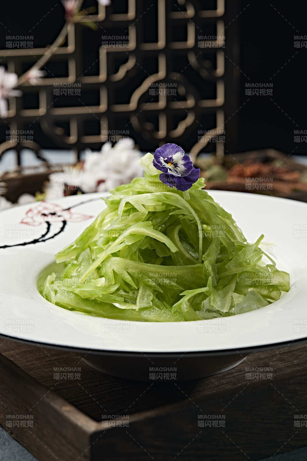 凉拌苦瓜丝配蘸料鸡汁图片