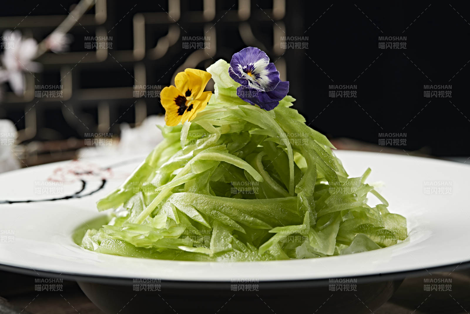 凉拌苦瓜丝配蘸料鸡汁图片