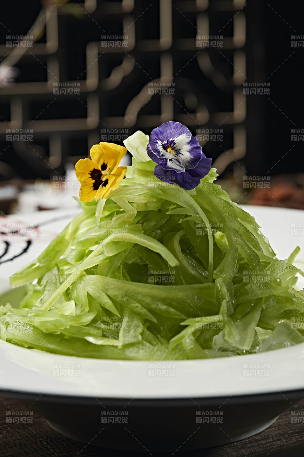 凉拌苦瓜丝配蘸料鸡汁图片