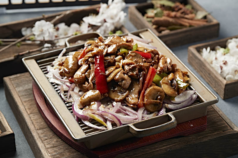 铁板葱香口蘑鸡腿肉图片