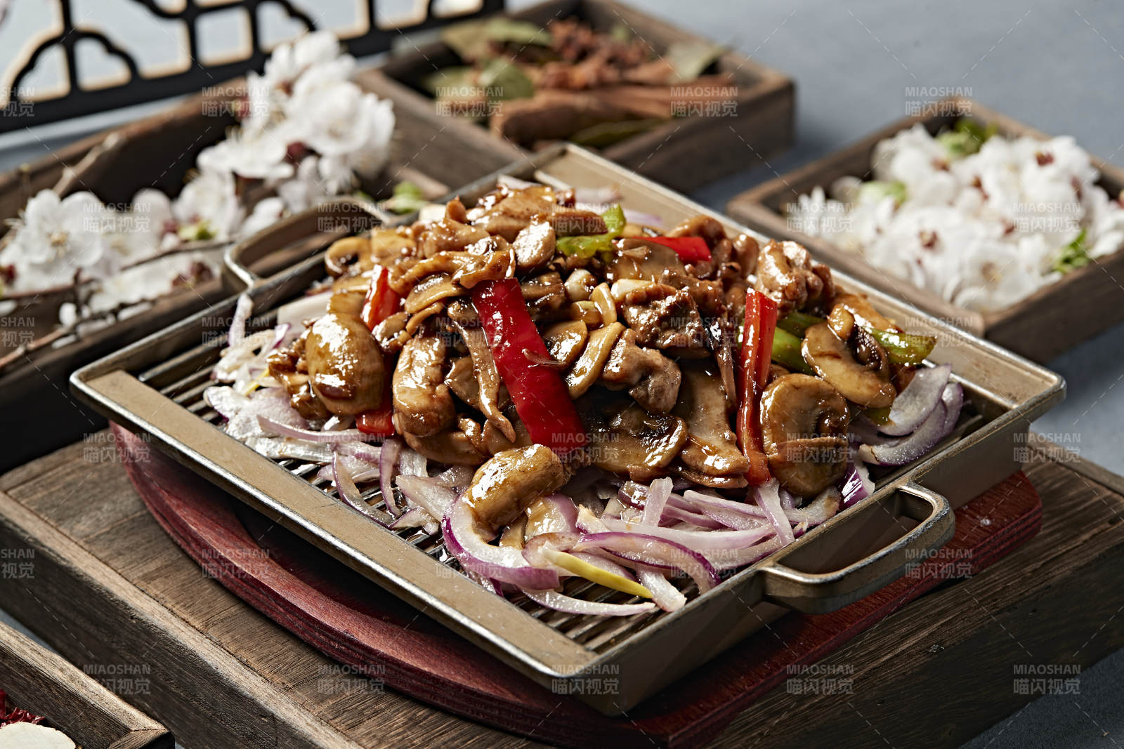 铁板葱香口蘑鸡腿肉图片