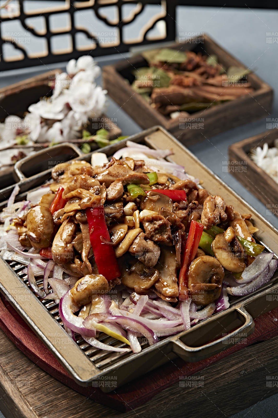 铁板葱香口蘑鸡腿肉图片