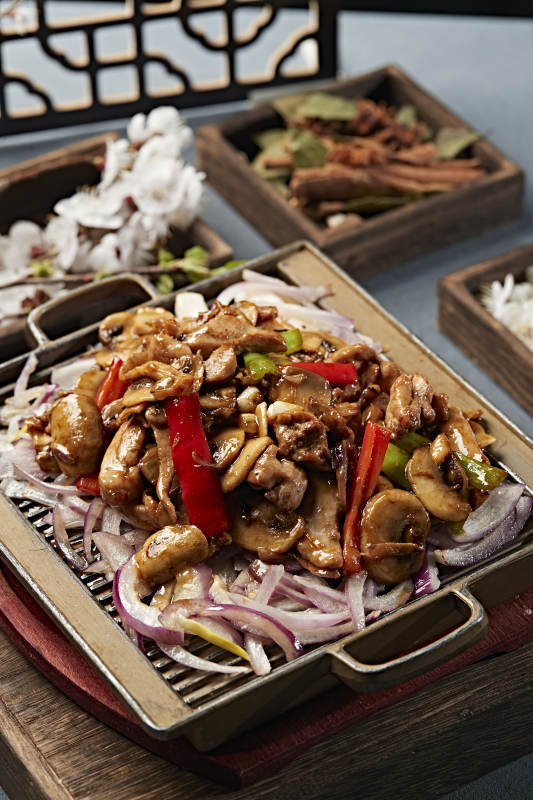 铁板葱香口蘑鸡腿肉图片