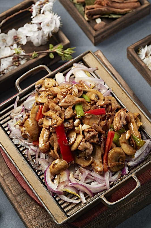 铁板葱香口蘑鸡腿肉图片