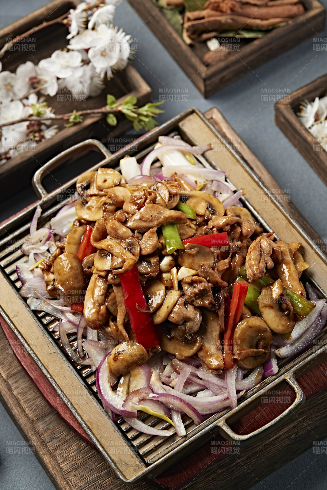 铁板葱香口蘑鸡腿肉图片