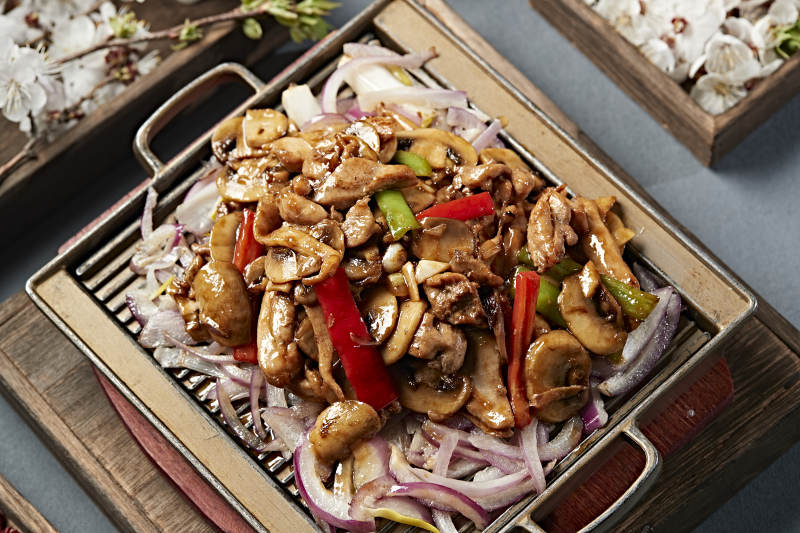 铁板葱香口蘑鸡腿肉图片