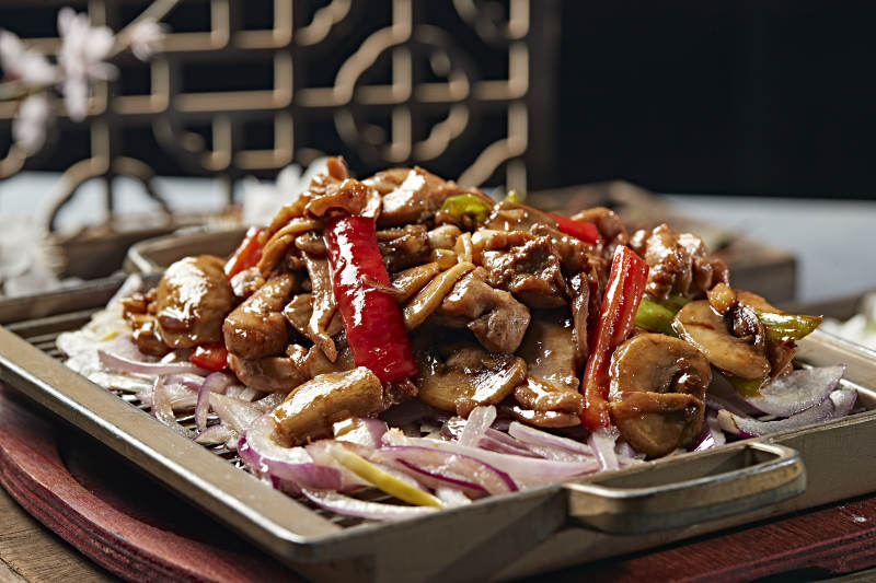 铁板葱香口蘑鸡腿肉图片