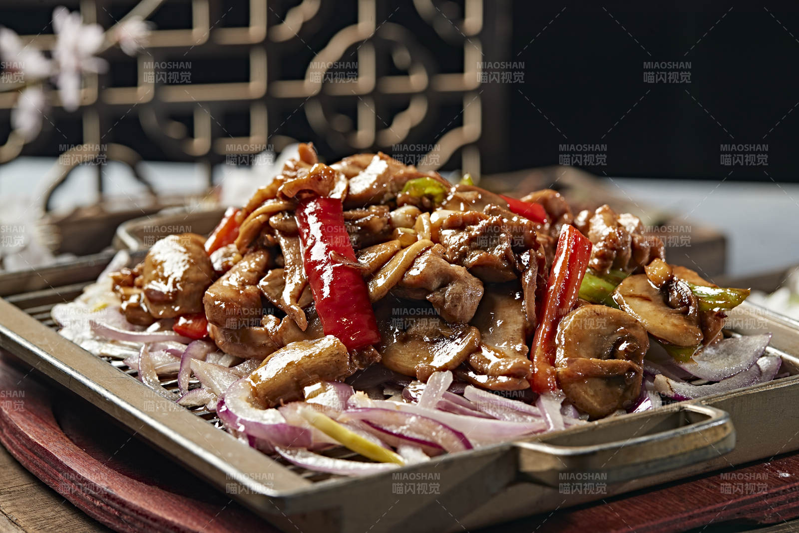 铁板葱香口蘑鸡腿肉图片
