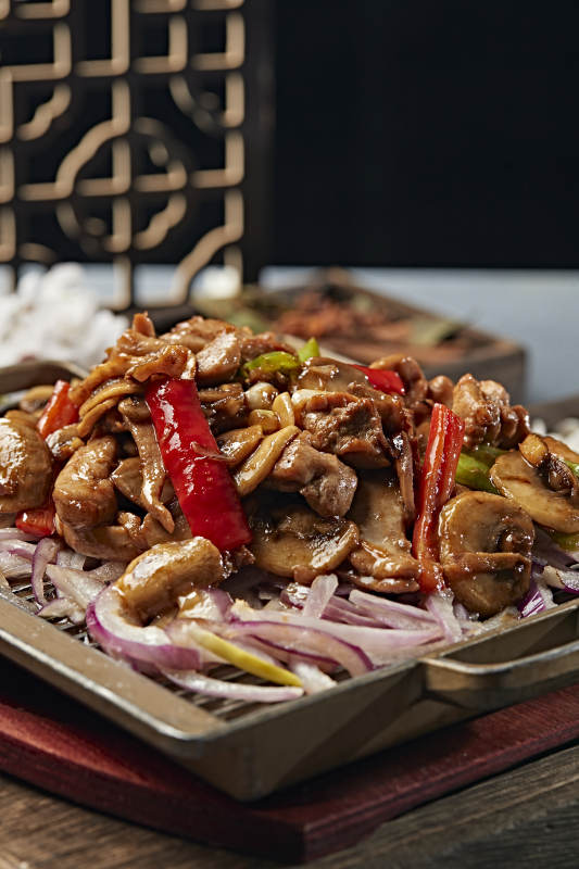 铁板葱香口蘑鸡腿肉图片