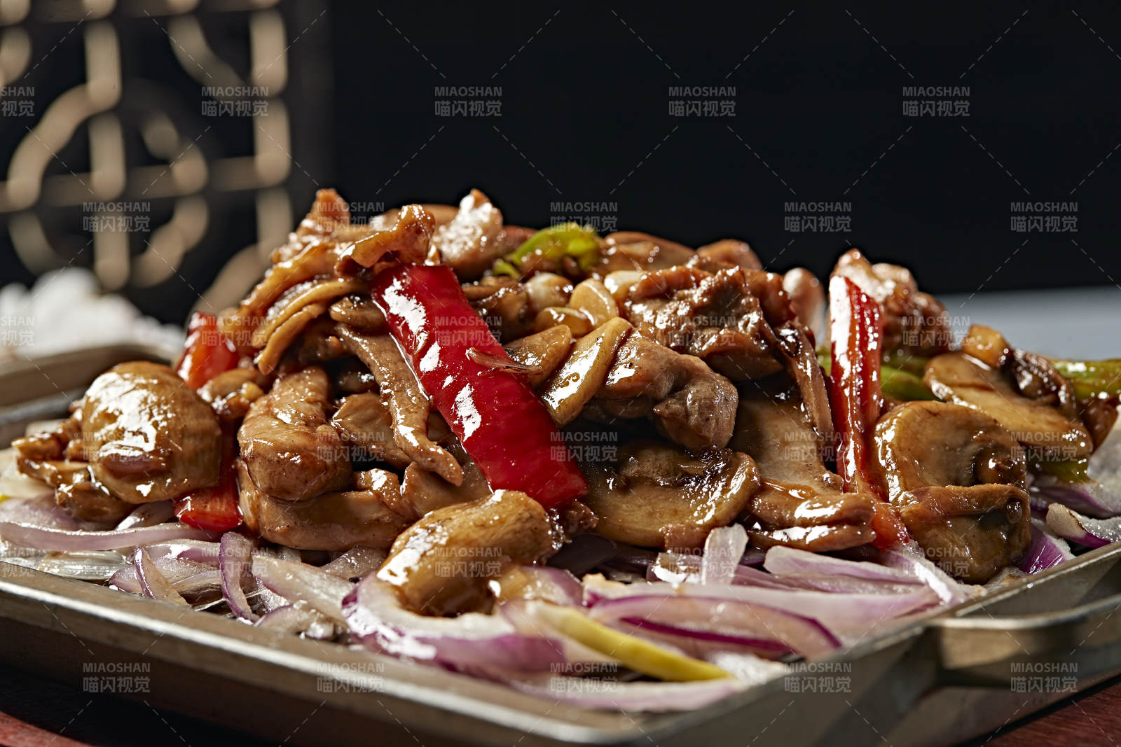 铁板葱香口蘑鸡腿肉图片