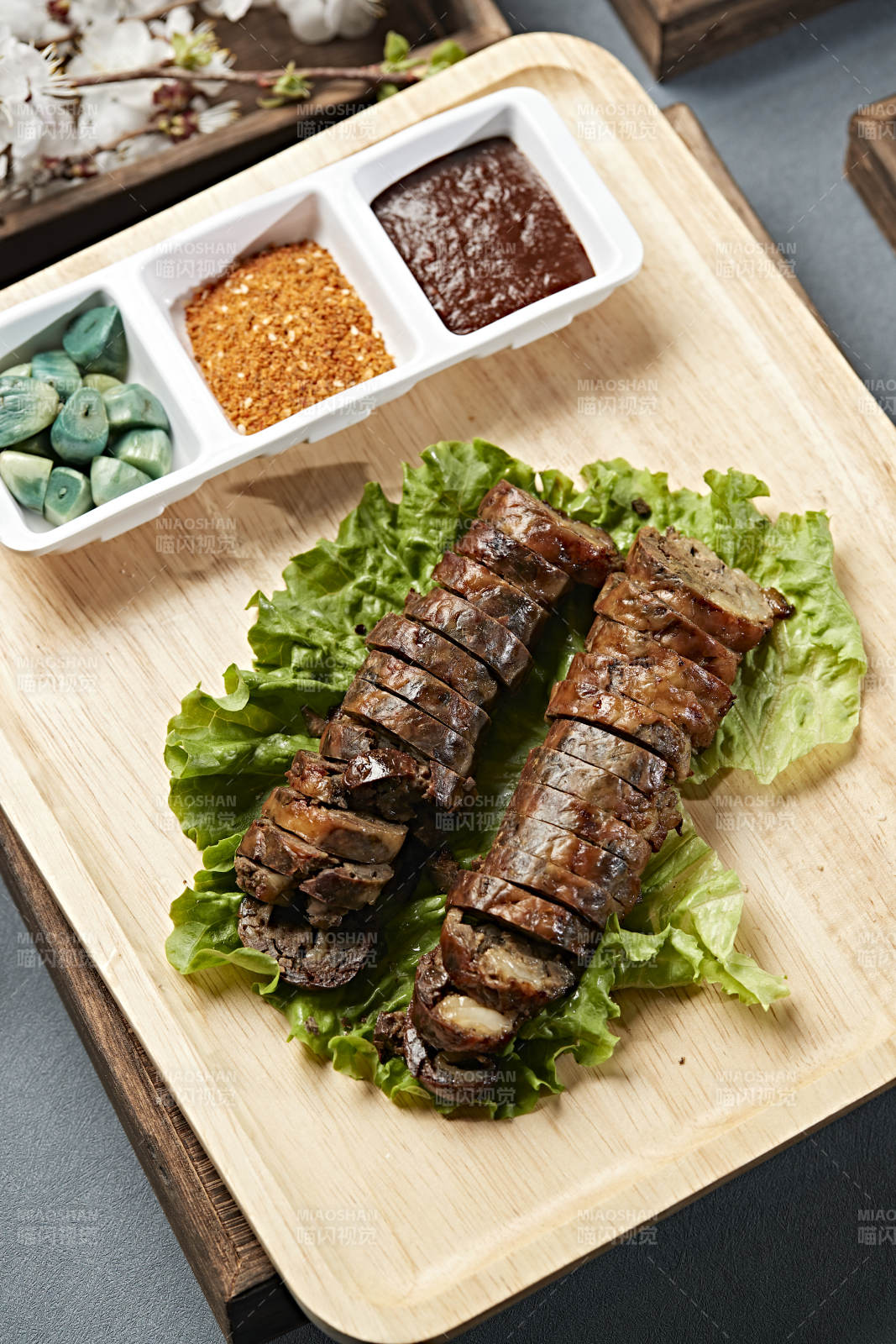 炭烤包油牛肝切片图片
