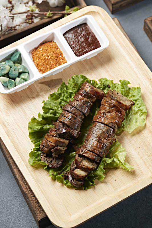 炭烤包油牛肝切片图片