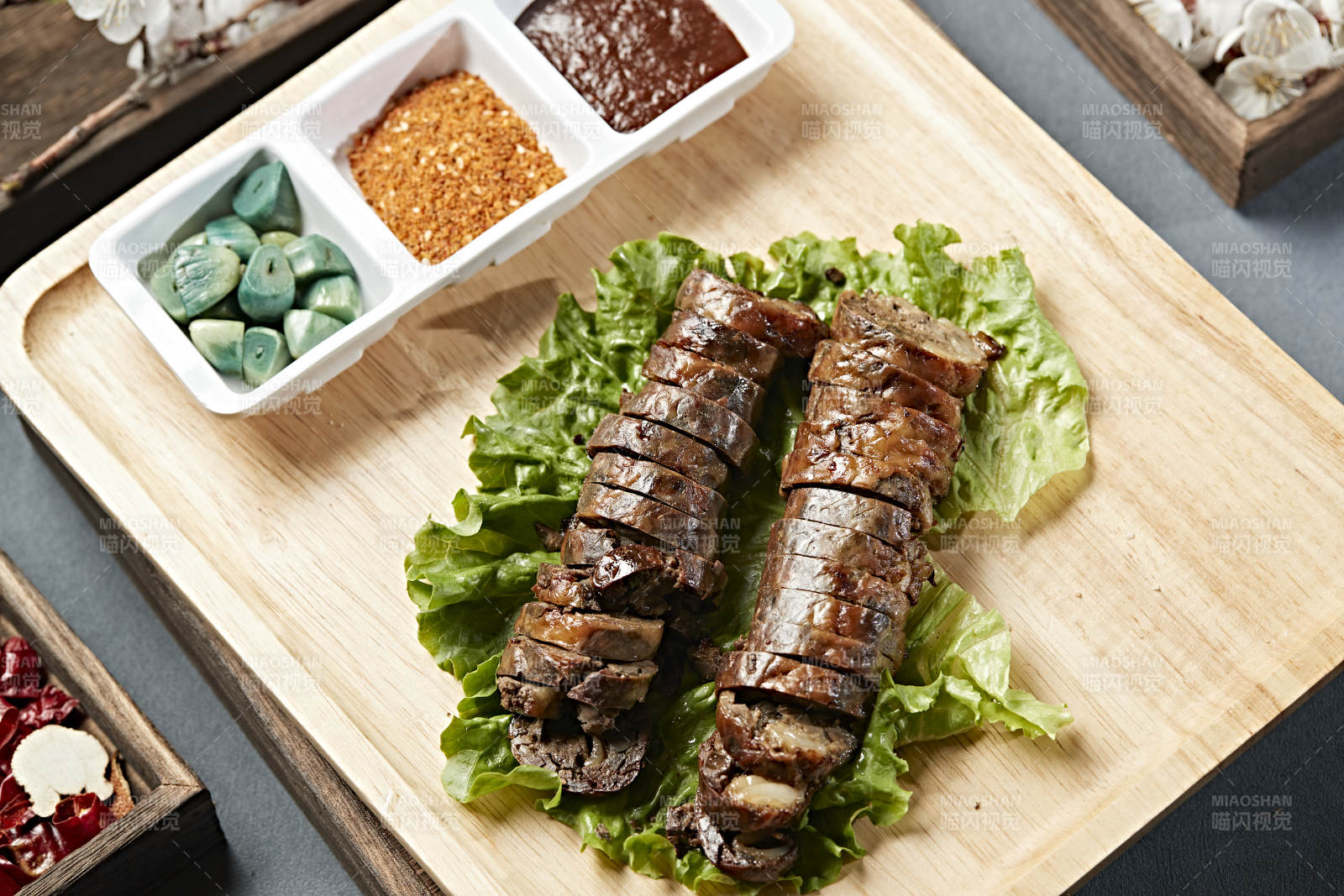 炭烤包油牛肝切片图片