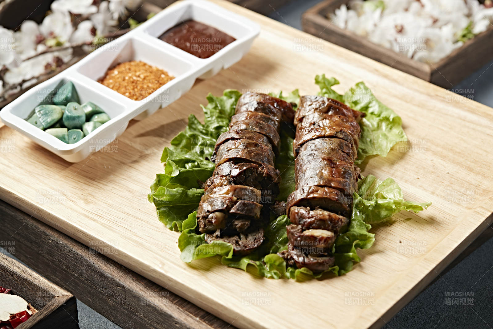 炭烤包油牛肝切片图片