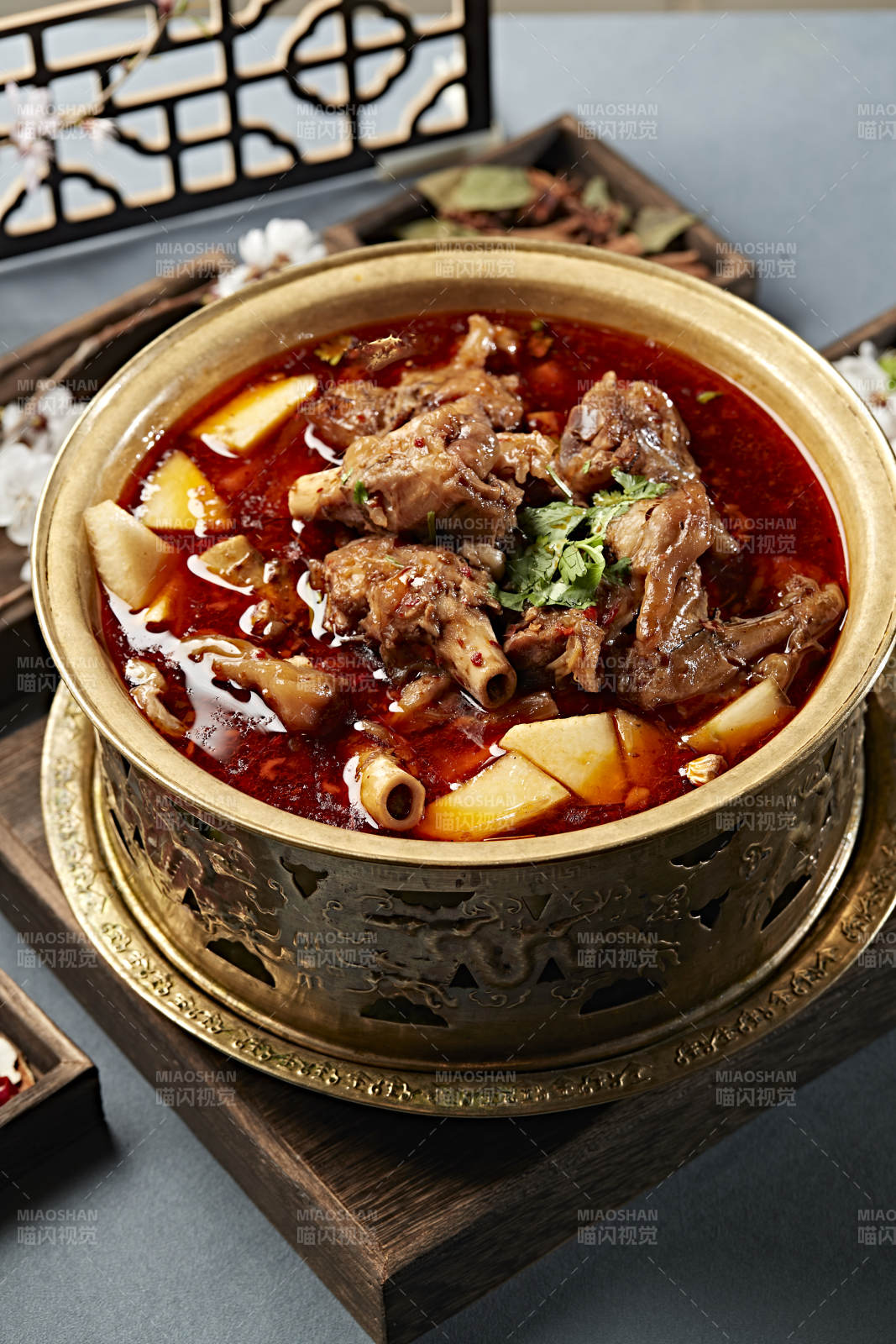 铜锅炖煮的红油香辣羊棒骨羊膝骨图片