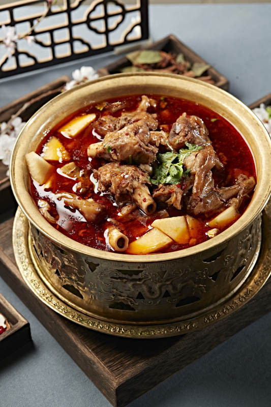 铜锅炖煮的红油香辣羊棒骨羊膝骨图片