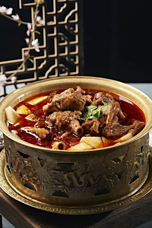 铜锅炖煮的红油香辣羊棒骨羊膝骨图片