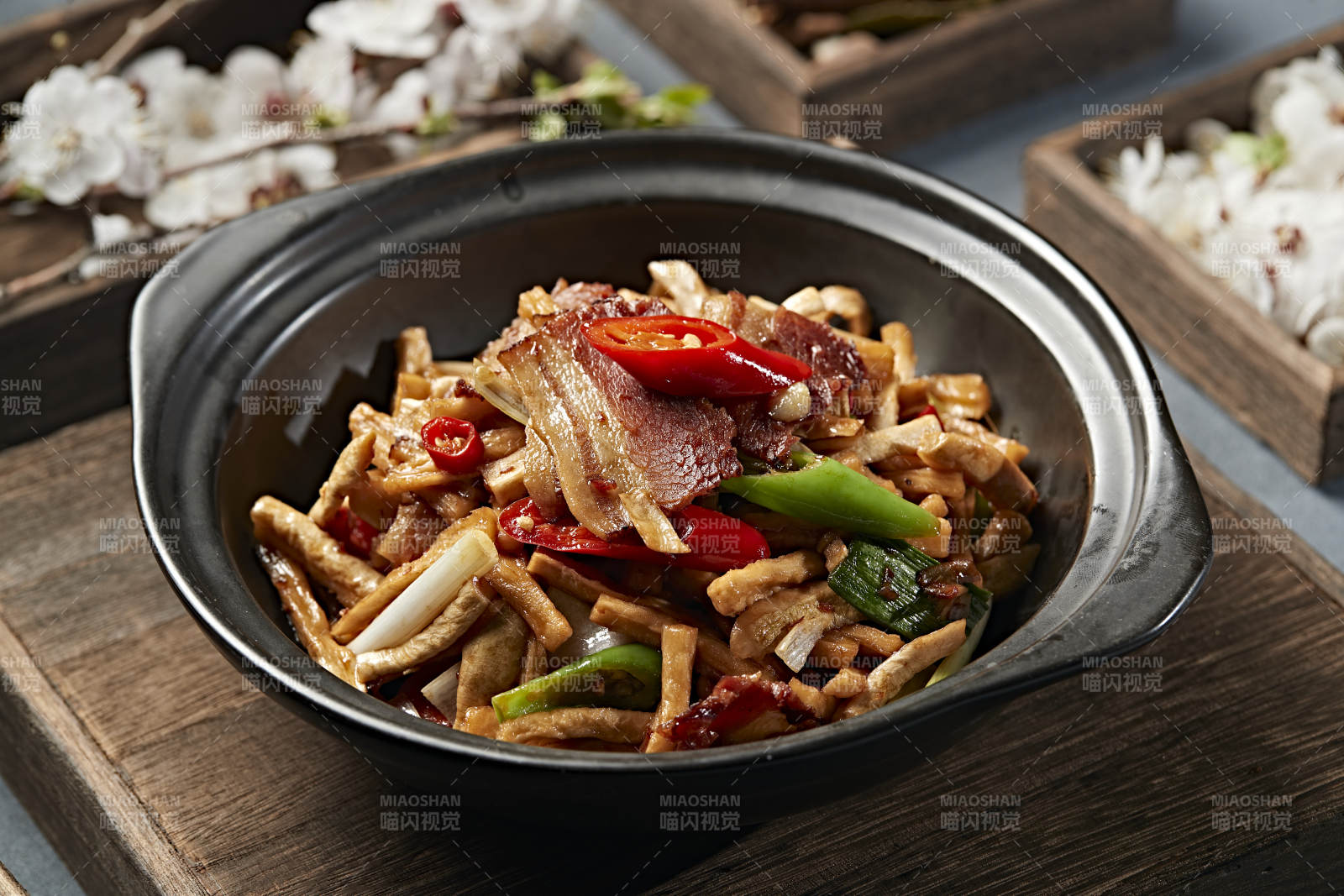 砂锅米椒腊肉萝卜条图片