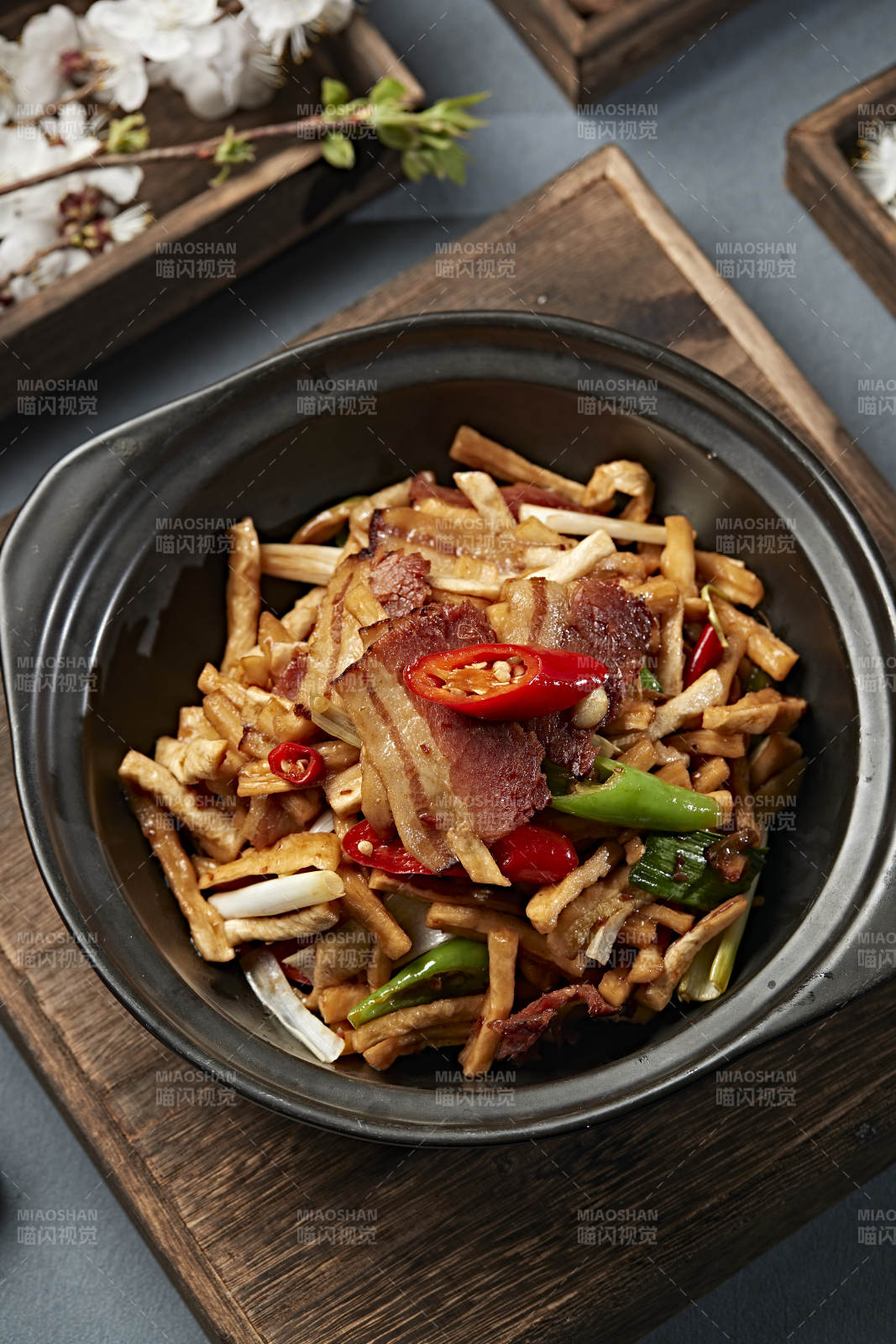 砂锅米椒腊肉萝卜条图片