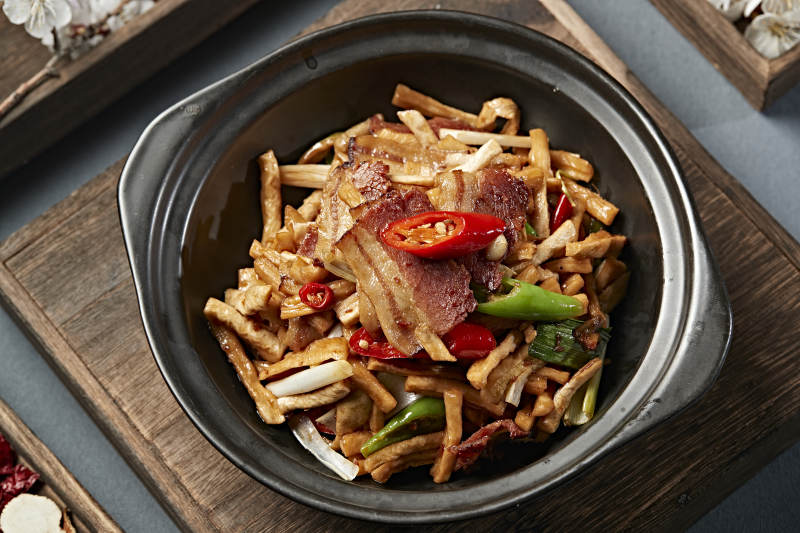 砂锅米椒腊肉萝卜条图片