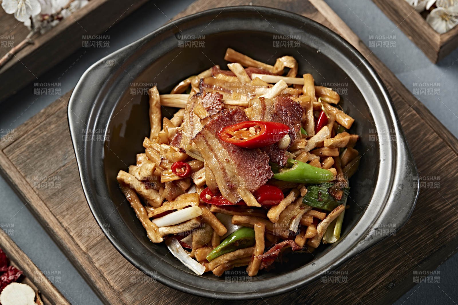 砂锅米椒腊肉萝卜条图片