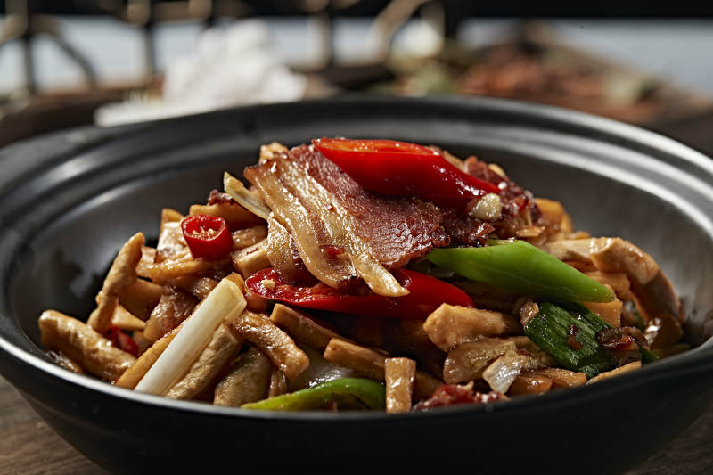 砂锅米椒腊肉萝卜条图片