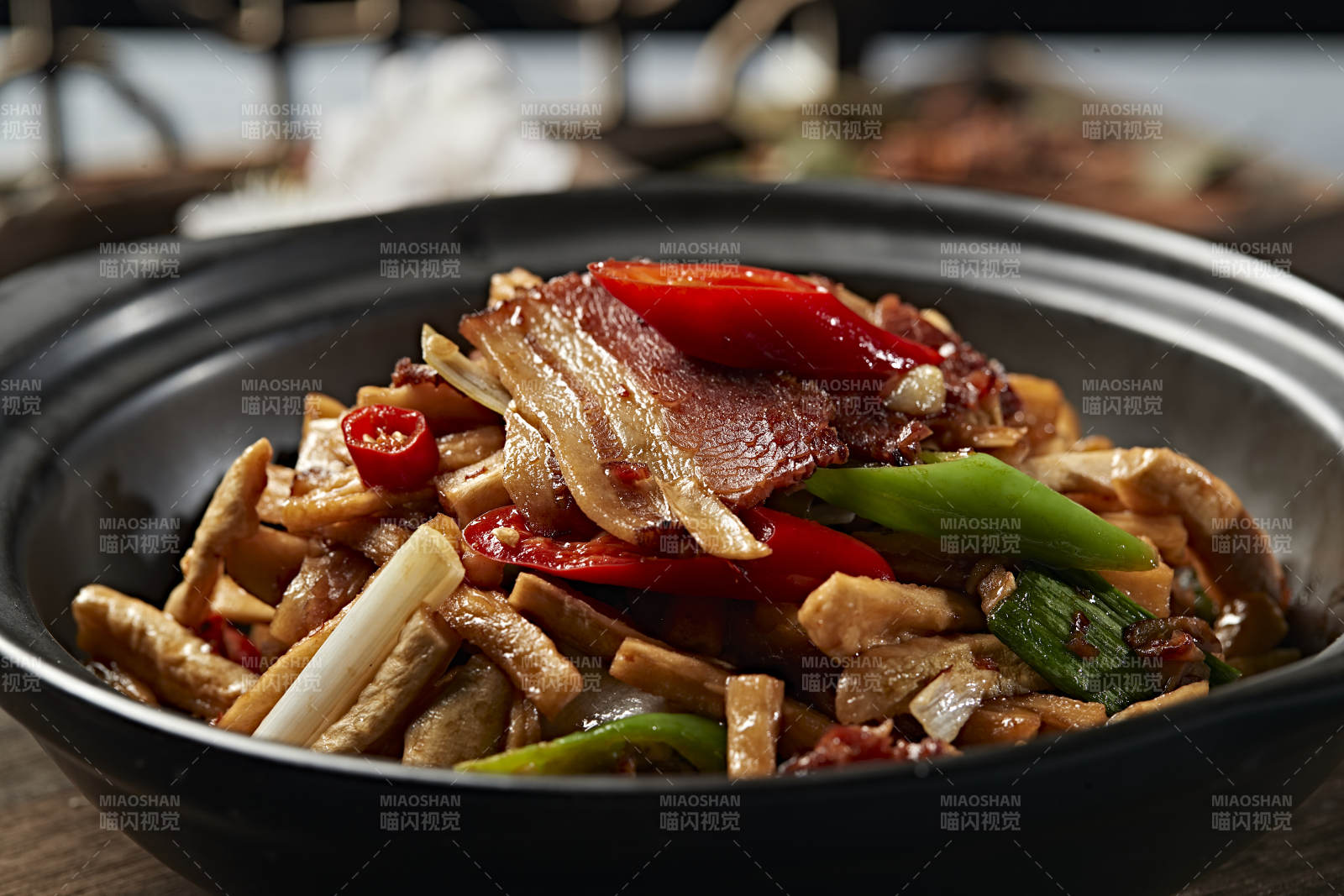砂锅米椒腊肉萝卜条图片
