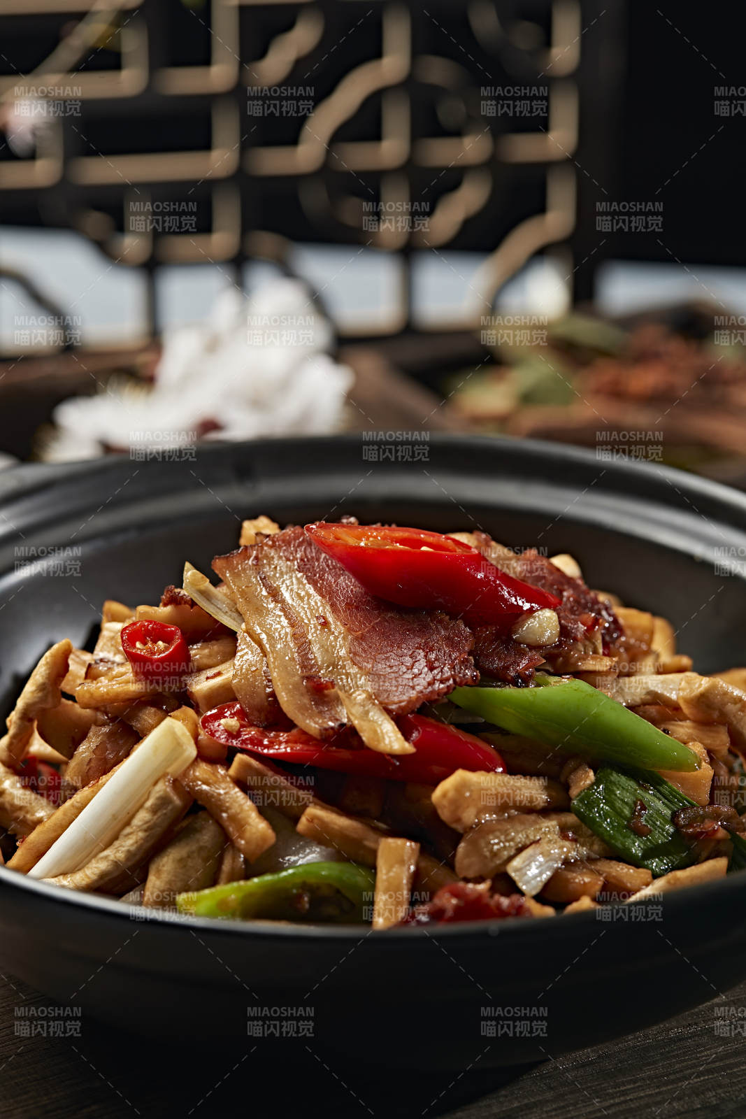 砂锅米椒腊肉萝卜条图片