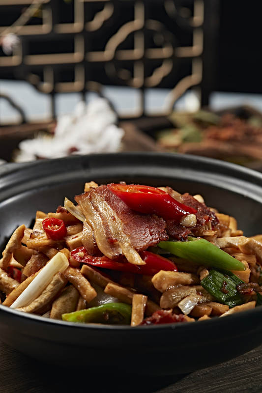 砂锅米椒腊肉萝卜条图片