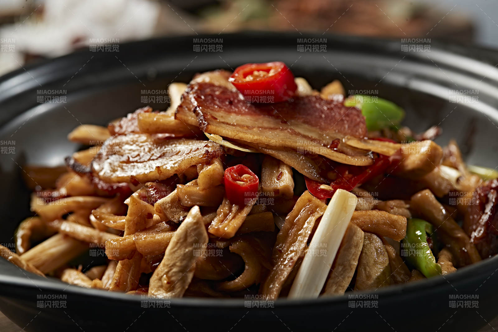 砂锅米椒腊肉萝卜条图片