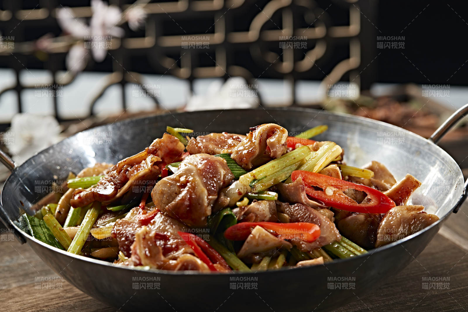 锅仔蒜苗香辣猪耳脆图片