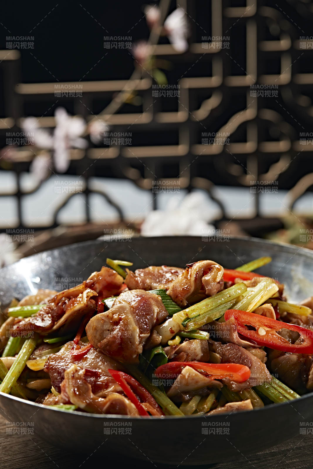 锅仔蒜苗香辣猪耳脆图片