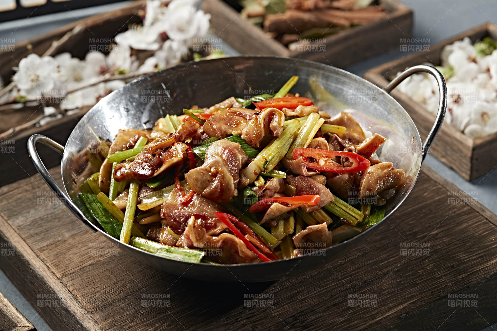 锅仔蒜苗香辣猪耳脆图片