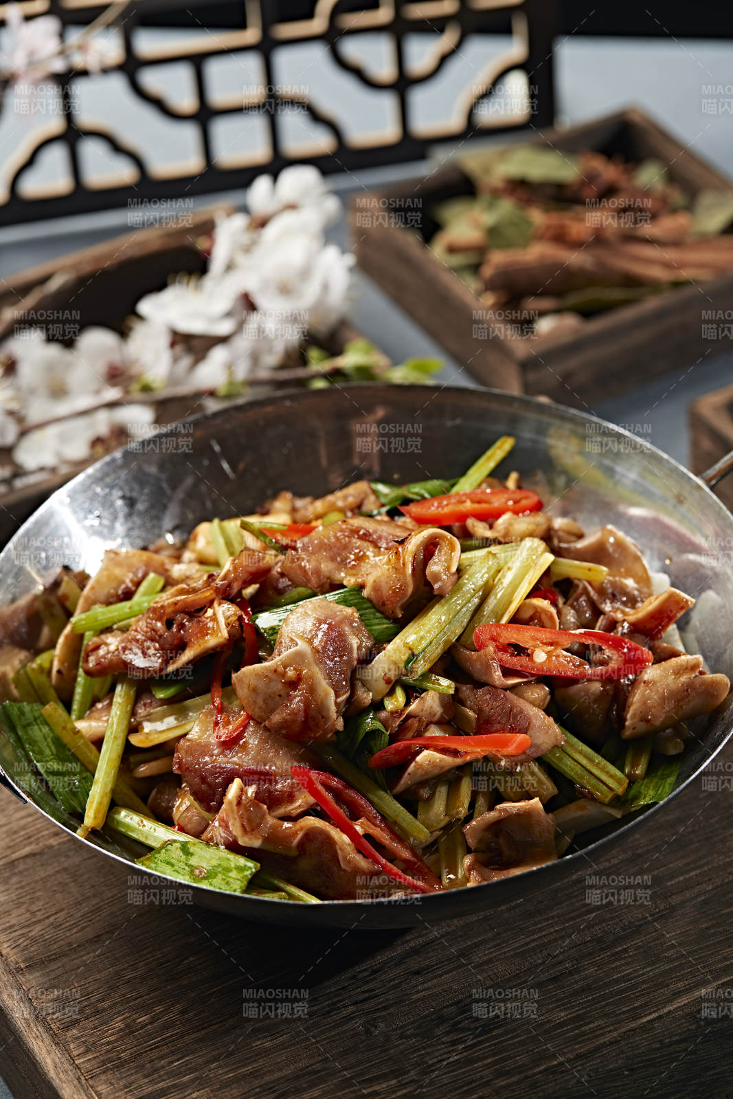 锅仔蒜苗香辣猪耳脆图片