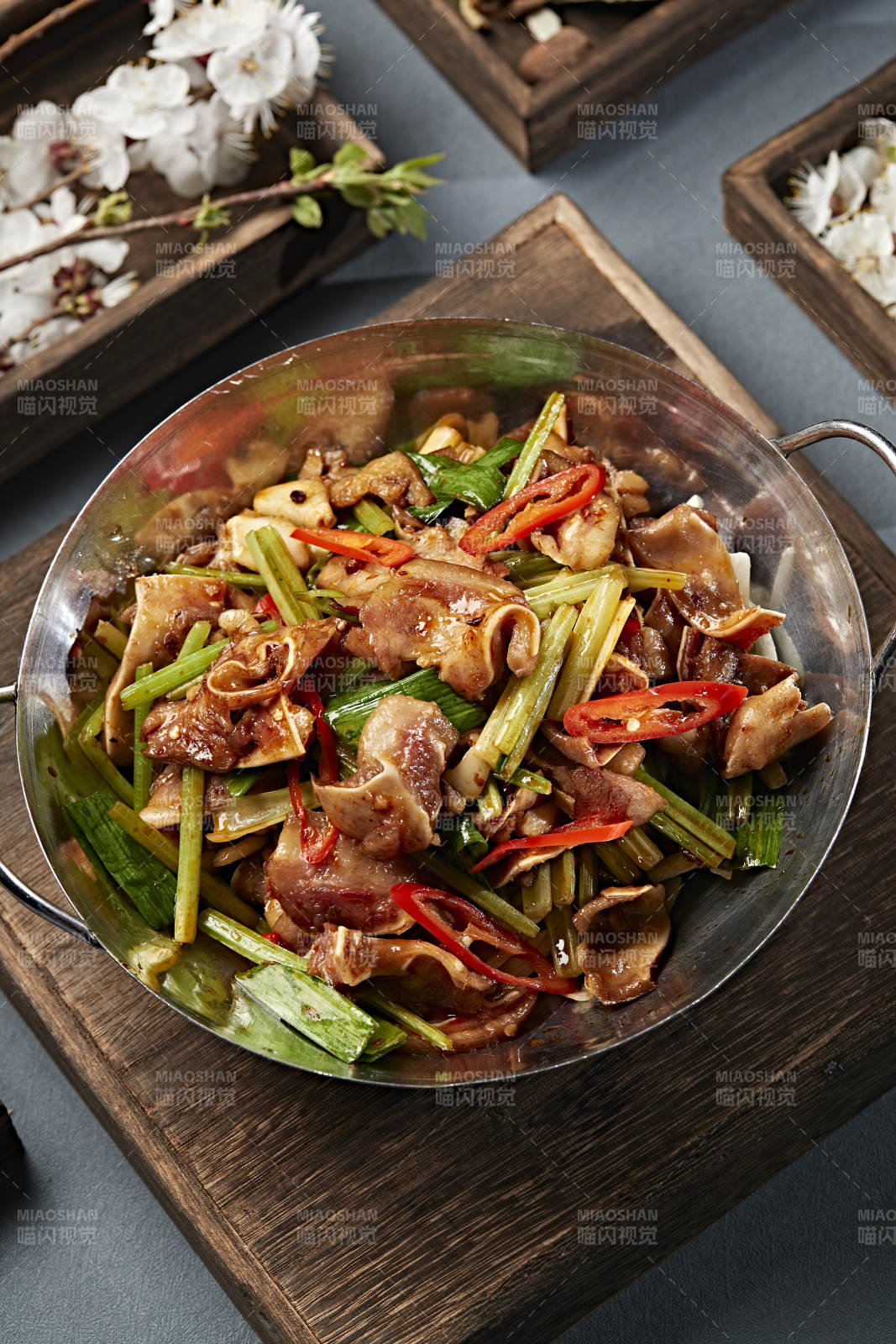 锅仔蒜苗香辣猪耳脆图片