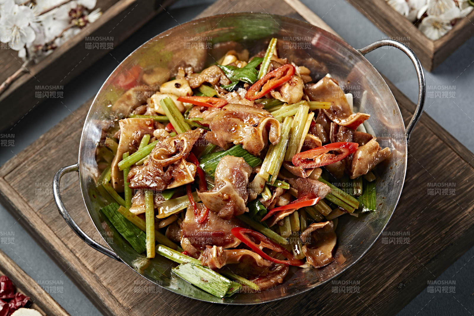 锅仔蒜苗香辣猪耳脆图片