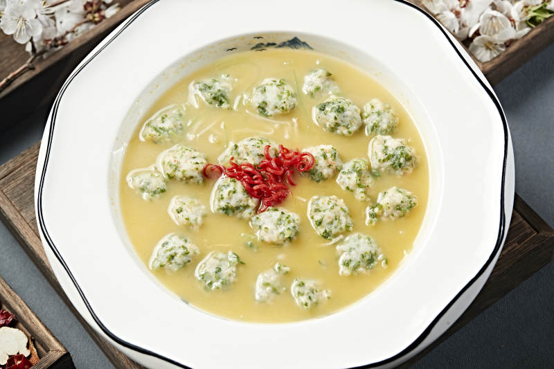 浓汤炖煮香菜虾滑丸图片