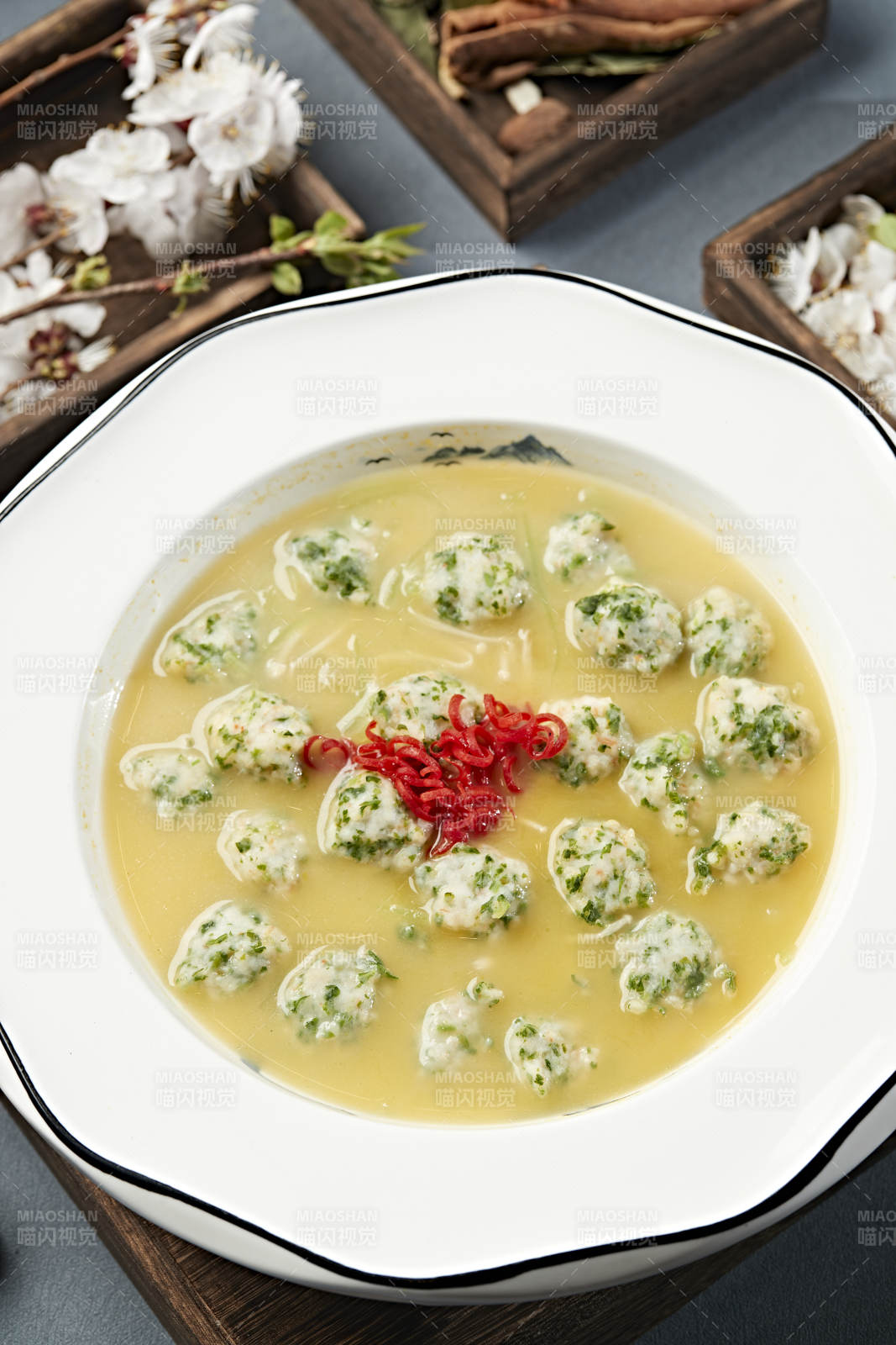 浓汤炖煮香菜虾滑丸图片