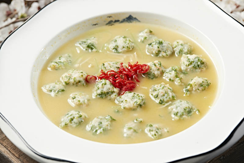 浓汤炖煮香菜虾滑丸图片